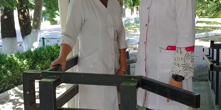 Підприємці селища Народичі Приймак Рита та Сацкова Тетяна озеленіння корпусу!